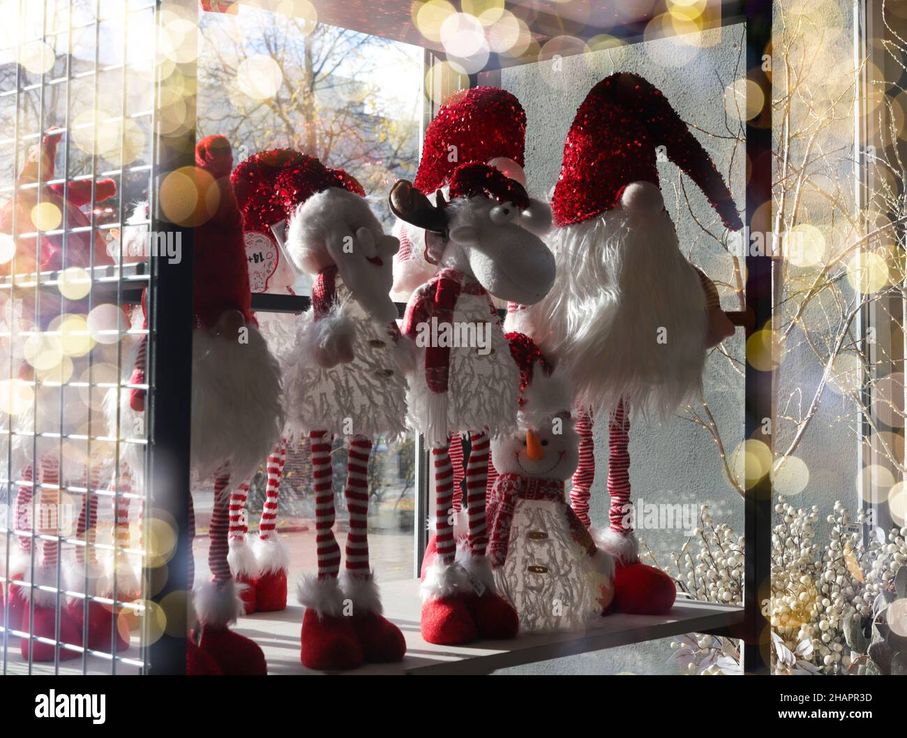 Weihnachten Stofftiere von Tieren und Weihnachtsmann im Gat auf Weihnachten Shop Regal. Stockfoto