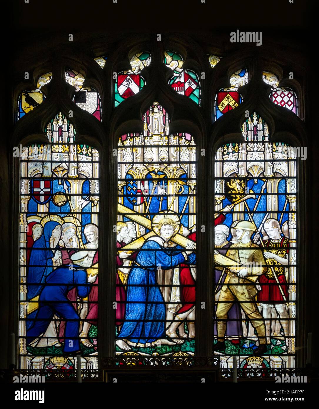 Detail der Glasmalerei WWI Gedenkfenster von Ninian Comper 1920 Church of Saint Mary of the Assumption, Ufford, Suffolk, UK Stockfoto