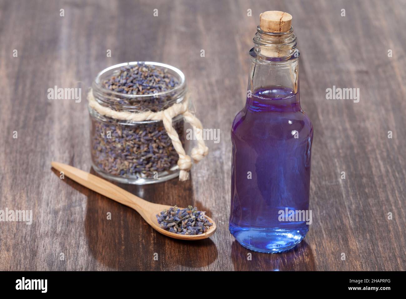 Lavandula Angustifolia - Ätherische Lavendel Glasflasche Mit Getrockneten Lavendelblütchen Stockfoto