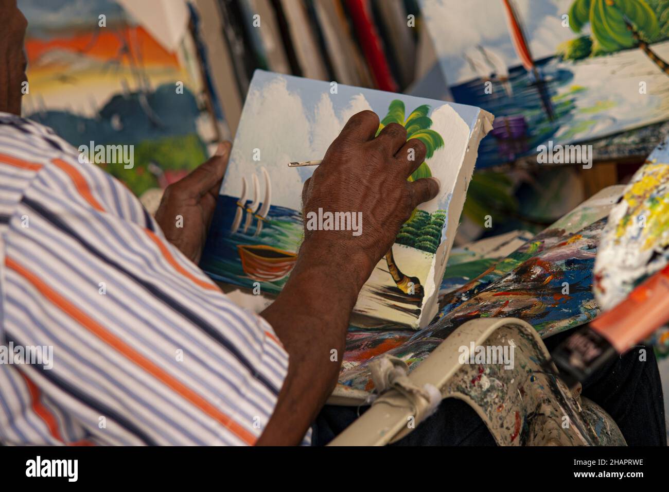 BAYAHIBA, DOMINIKANISCHE REPUBLIK - 03. Januar 2020: BAYAHIBA, DOMINIKANISCHE REPUBLIK 4. JANUAR 2020: Dominikanischer Maler malt Stockfoto