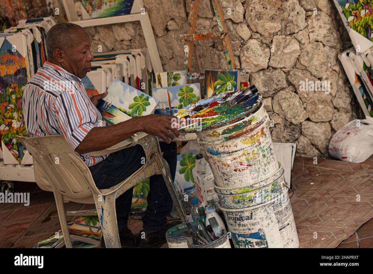 BAYAHIBA, DOMINIKANISCHE REPUBLIK - 03. Januar 2020: BAYAHIBA, DOMINIKANISCHE REPUBLIK 4. JANUAR 2020: Dominikanischer Maler malt Stockfoto