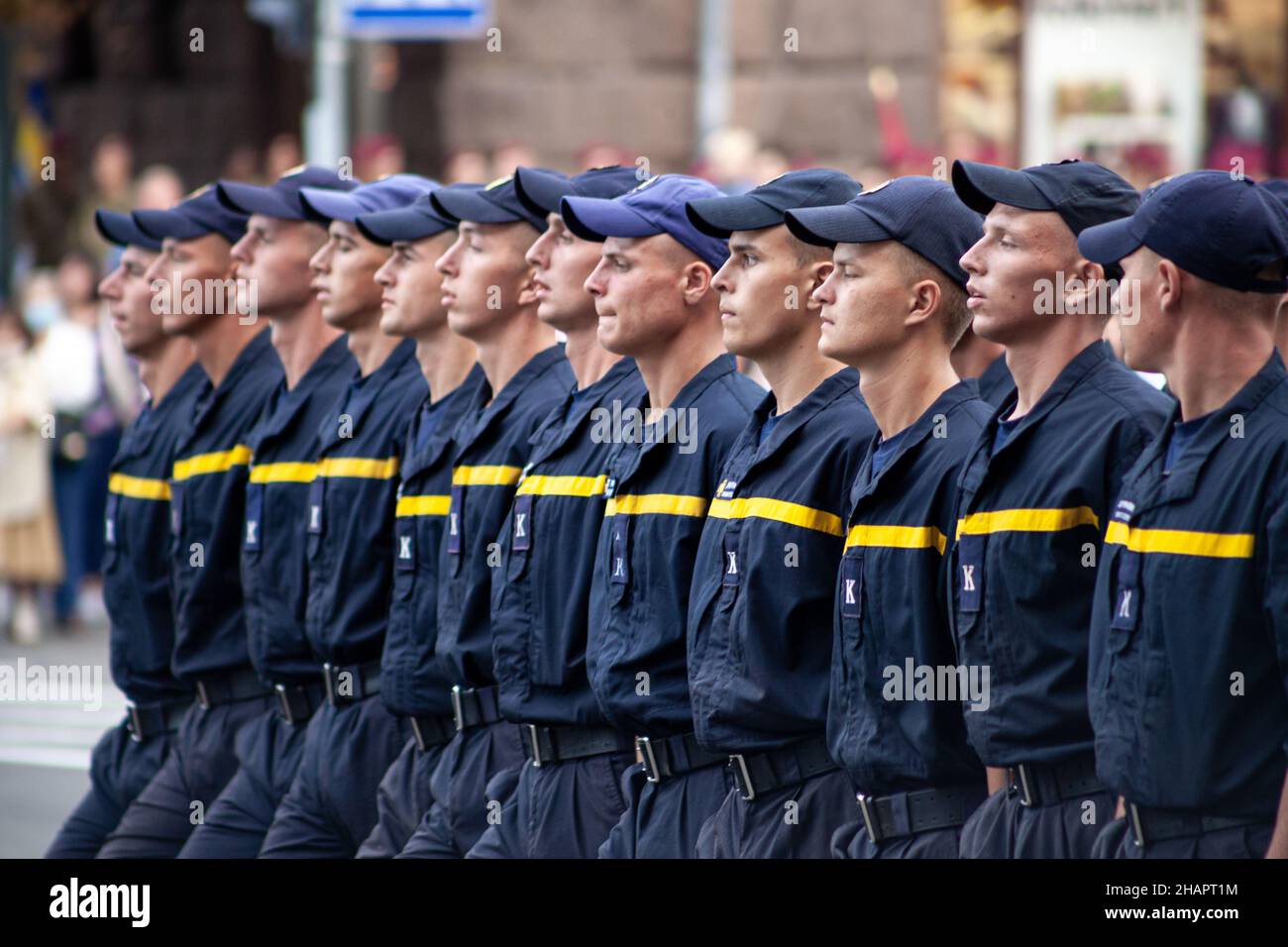 Ukraine, Kiew - 18. August 2021: Luftstreitkräfte. Ukrainisches Militär. Es gibt eine Abteilung von Rettern. Helfer. Das Militärsystem marschiert in der Parade ein. Marsch der Menge. Soldaten der Armee. Stockfoto