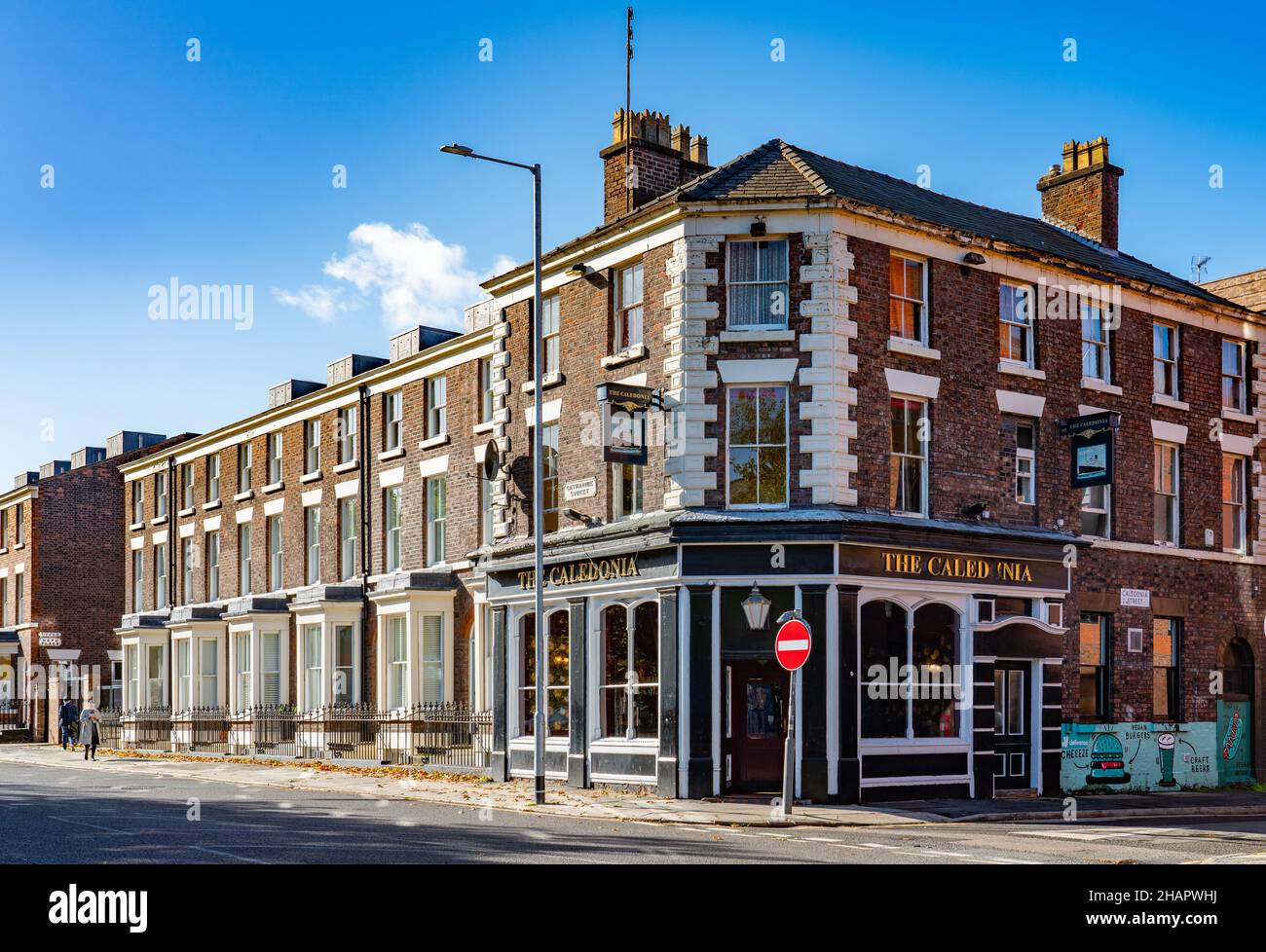 Der Caledonia Pub an der Ecke Caledonia Street und Catherine Street, Liverpool 7. Aufnahme im Oktober 2021. Stockfoto