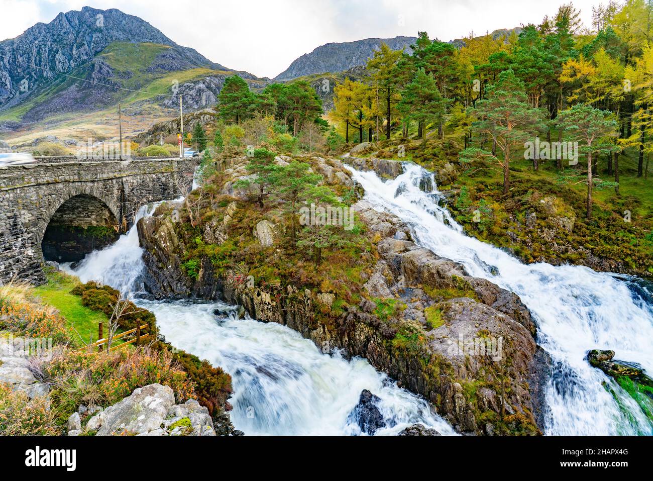 Der Fluss Ogwen in der Nähe des Lake Ogwen, vorbei an einer Brücke über die A5 Road. Aufnahme im Oktober 2021. Stockfoto