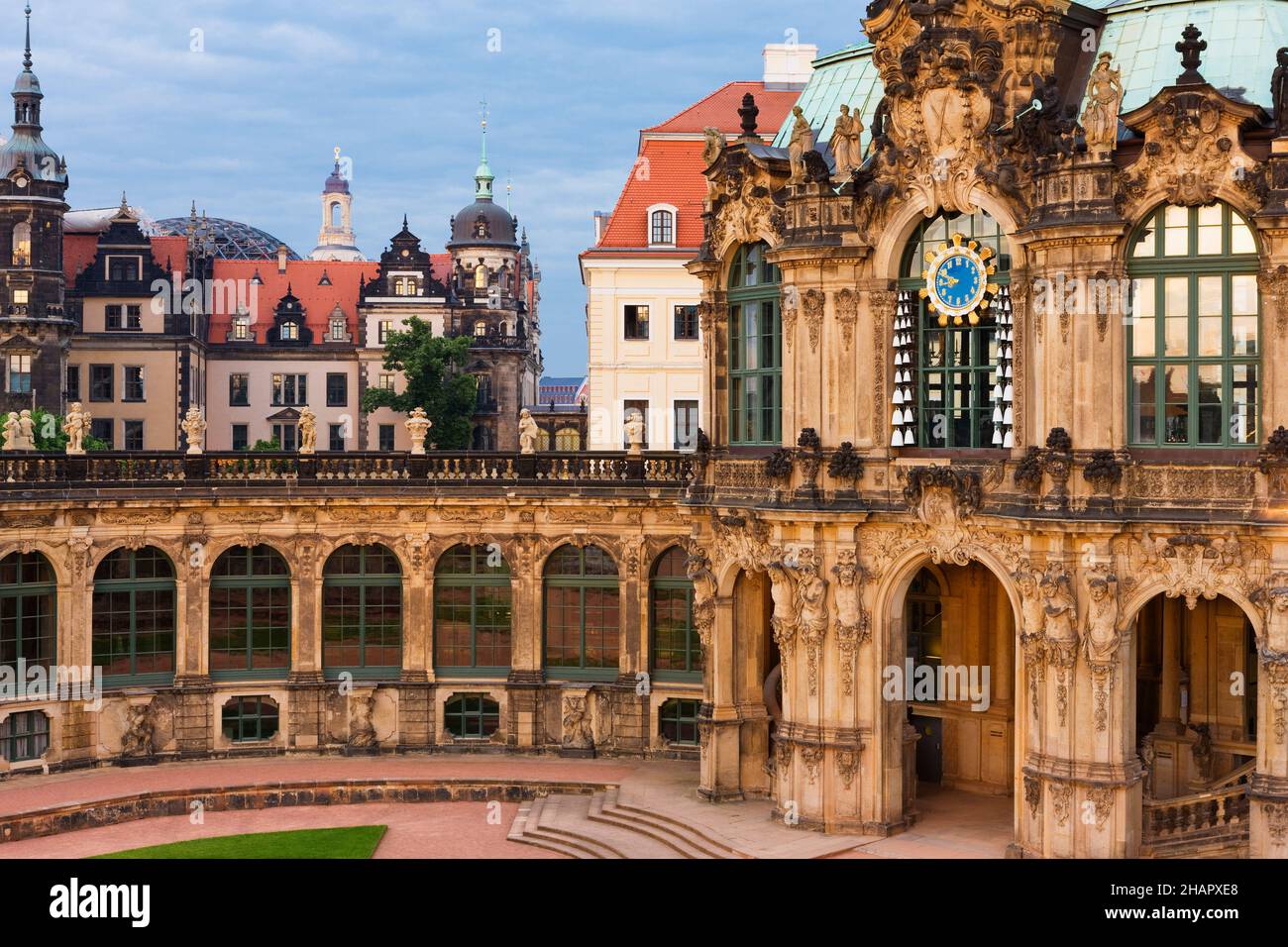 Außenansicht des Zwinger-Schlossmuseums, Dresden, Sachsen, Deutschland Stockfoto