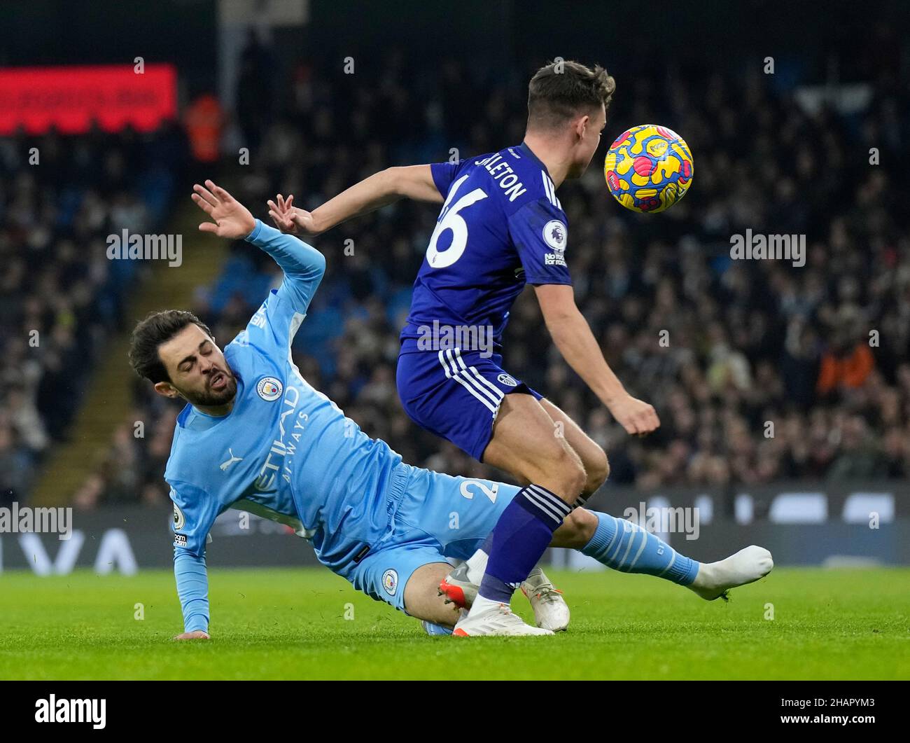 Manchester, England, 14th. Dezember 2021. Bernardo Silva von Manchester City spielt Jamie Shackleton von Leeds United während des Premier League-Spiels im Etihad Stadium in Manchester. Bildnachweis sollte lauten: Andrew Yates / Sportimage Stockfoto