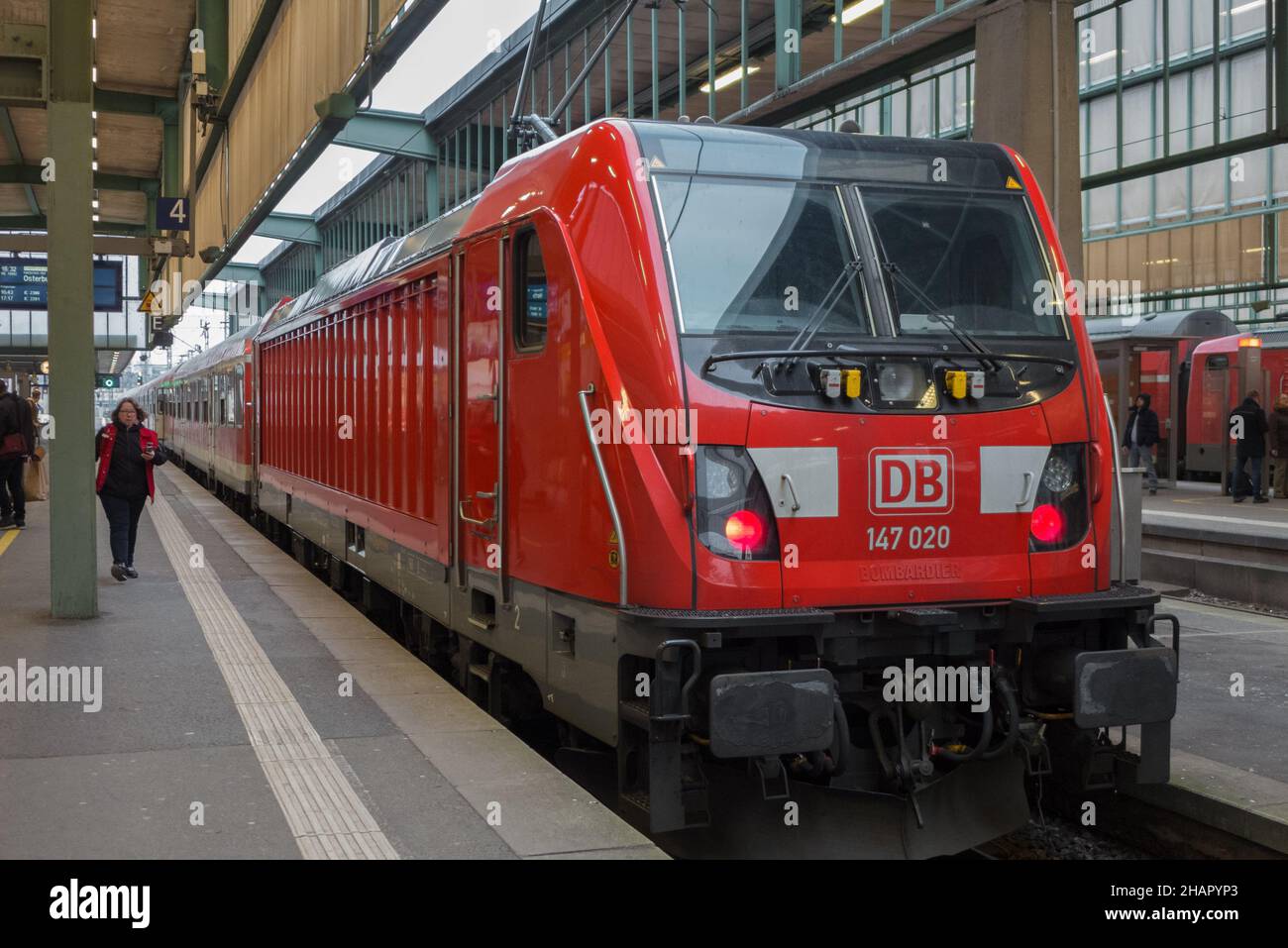 STUTTGART, DEUTSCHLAND - 14. März 2018: STUTTGART, DEUTSCHLAND - 09,2018. FEBRUAR: Hauptbahnhof Dies ist ein großer, roter Zug der Deutschen Bahn. Stockfoto