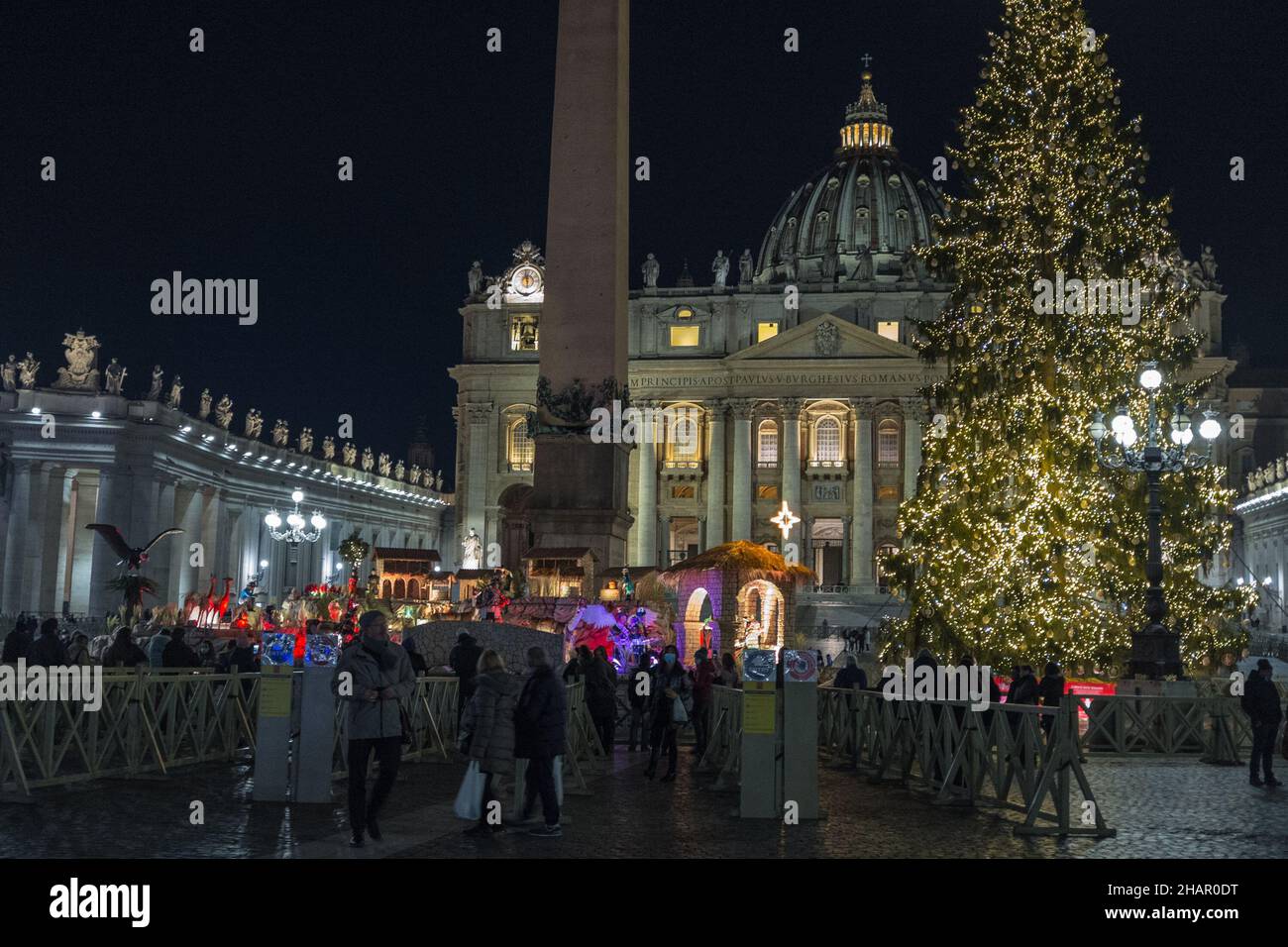 Rom, Italien. 14th Dez 2021. Von den Dolomiten bis zum Petersplatz. Ein Weihnachtsbaum die große Tanne stammt aus den Wäldern von Andalo und ist ein 113 Jahre altes Exemplar, 28 Meter hoch und mit einem Gesamtgewicht von 80 Quintals Credit: Independent Photo Agency/Alamy Live News Stockfoto