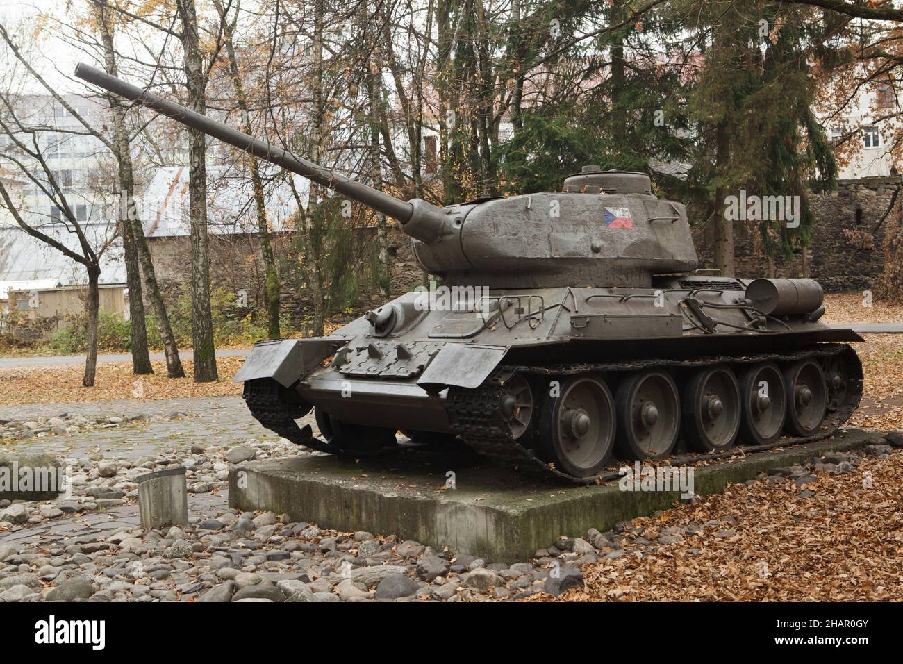 Sowjetischer mittlerer Panzer T-34/85, der während des Zweiten Weltkriegs von der Tschechoslowakischen Armee 1st verwendet wurde, wird neben dem Museum des Slowakischen Nationalaufstands (Múzeum Slovenského národného povstania) in Banská Bystrica, Slowakei, ausgestellt. Stockfoto