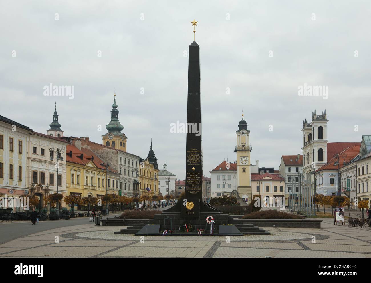 Sowjetisches Kriegsdenkmal auf dem SNP-Platz in Banská Bystrica, Slowakei, bekannt als Schwarzer Obelisk (Čierny Obelisk). Stockfoto