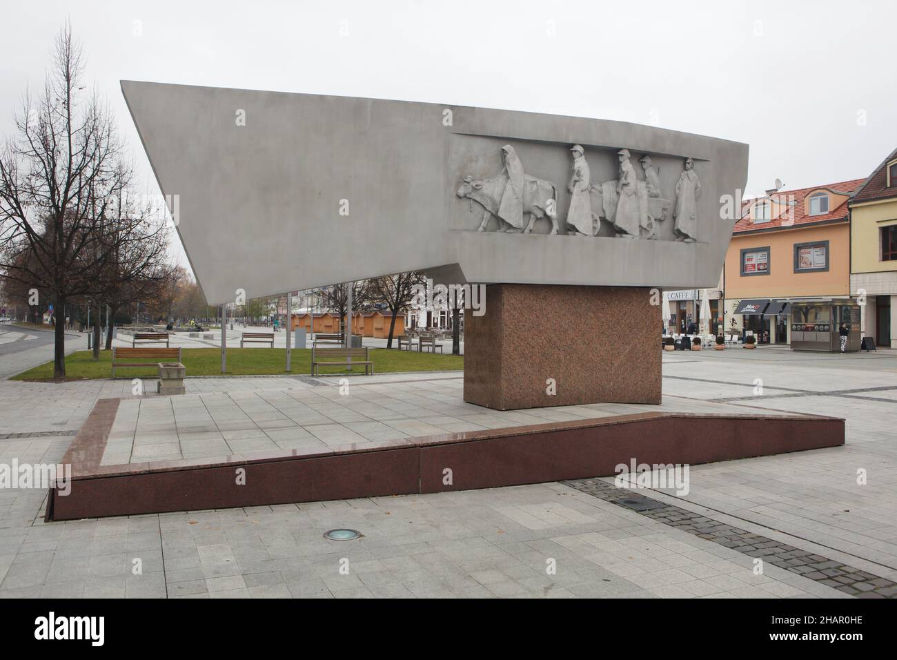 Denkmal des Slowakischen Nationalaufstandes (Slovenské národné povstanie), entworfen vom slowakischen Architekten Jozef Lacko und dem slowakischen Bildhauer Ján Kulich (1974) in Zvolen, Slowakei. Das Denkmal wurde von den Einheimischen als Valaška (Hirtenaxt) bezeichnet. Stockfoto