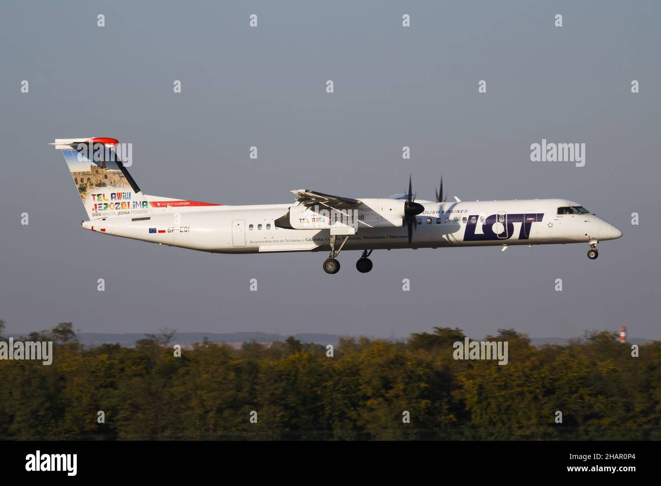 Budapest / Ungarn - 6. Oktober 2018: LOT Polish Airlines Sonderanfertigung Bombardier DHC-8 Q400 SP-EQI Passagierflugzeug Ankunft und Landung in Budapest Stockfoto
