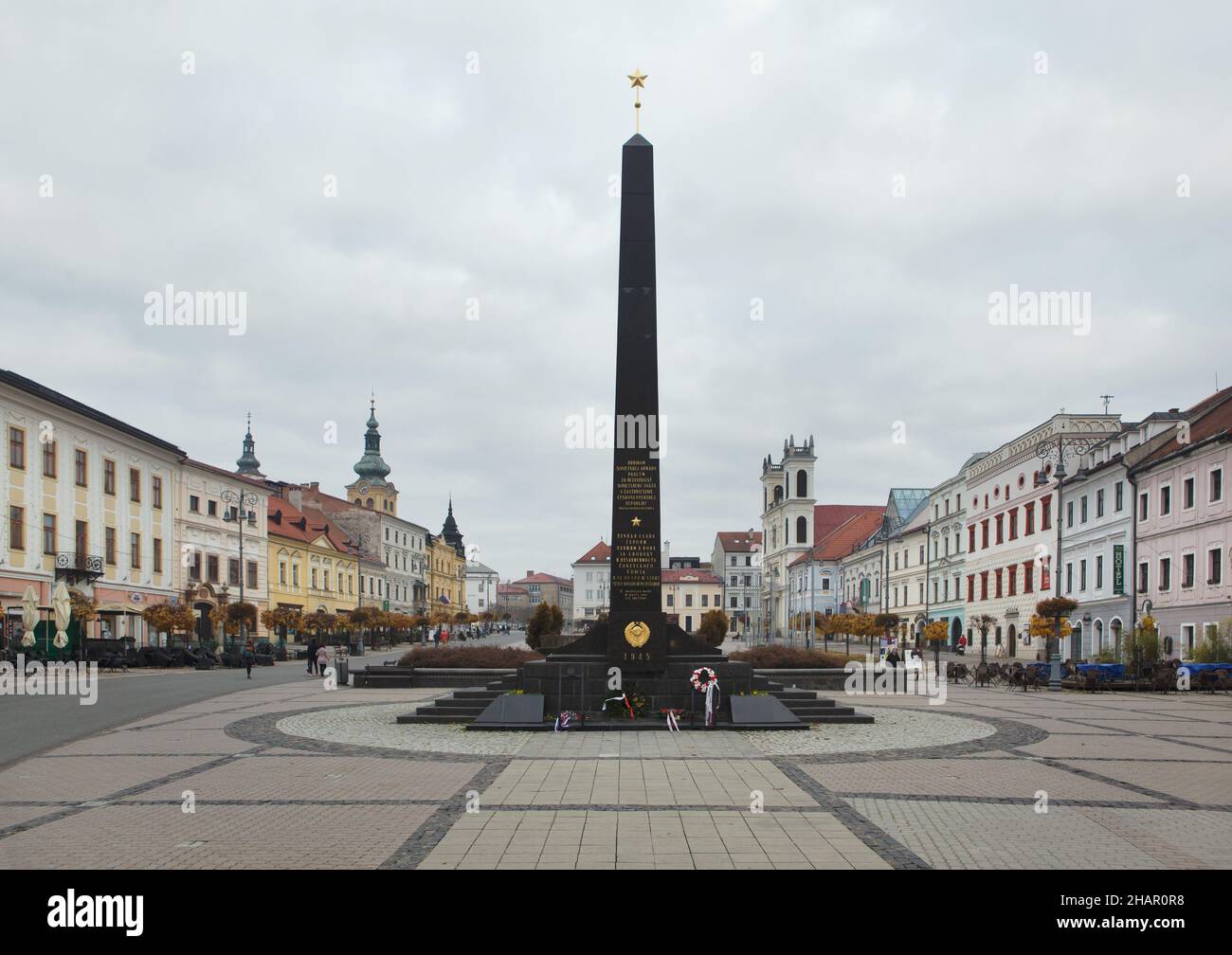 Sowjetisches Kriegsdenkmal auf dem SNP-Platz in Banská Bystrica, Slowakei, bekannt als Schwarzer Obelisk (Čierny Obelisk). Stockfoto