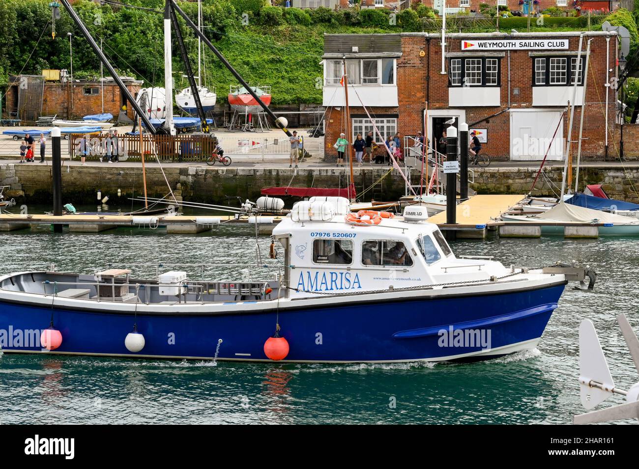 Weymouth, England - 2021. Juli: Kleines Fischerboot, das zum Hrabour in der Stadt Weymouth in Dorset zurückkehrt. Stockfoto