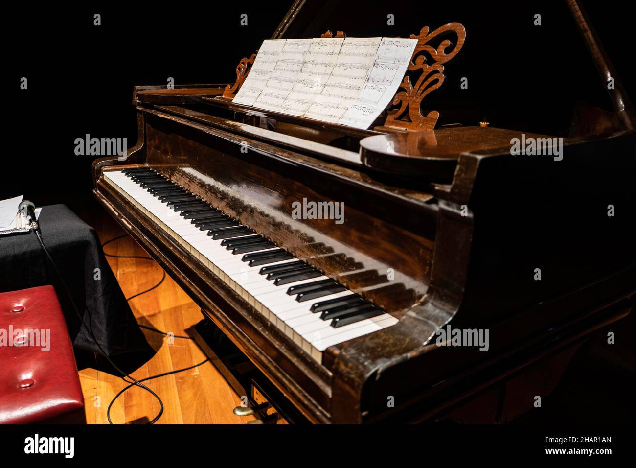 Vintage Piano mit Noten darauf Stockfoto