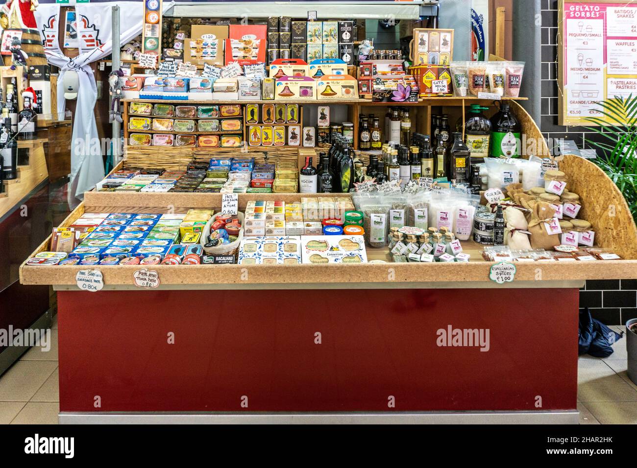 Eine Auswahl an lokalen Produkten, darunter Fisch aus der Dose. Olivenöl, Pastete und vieles mehr auf dem Markt in Loule, Portugal. Stockfoto