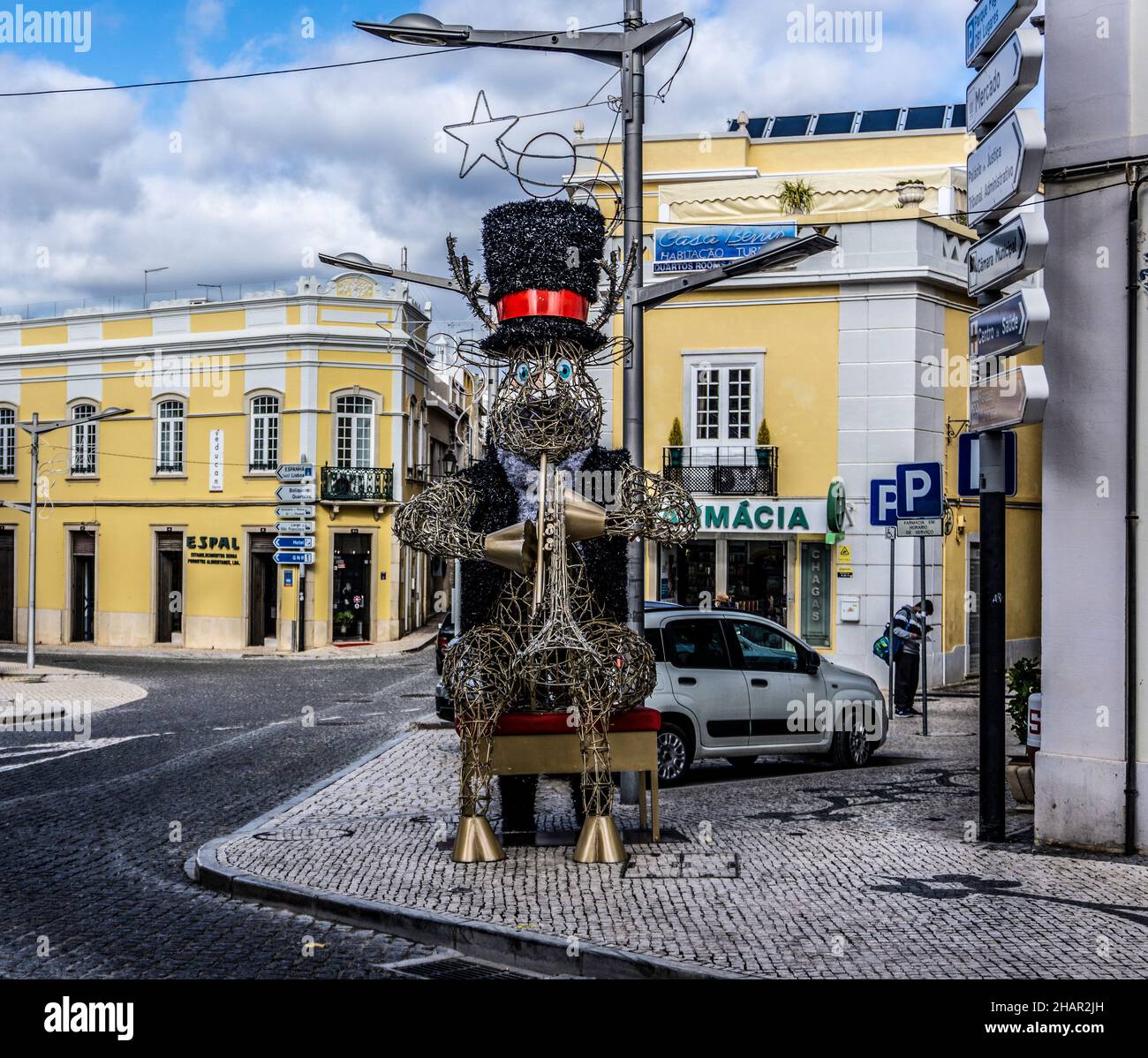Weihnachten in Loule, Portugal. Ein übergroßer Posaunist, der auf der weihnachtsfeier eine Putsize-Posaune spielt. Stockfoto