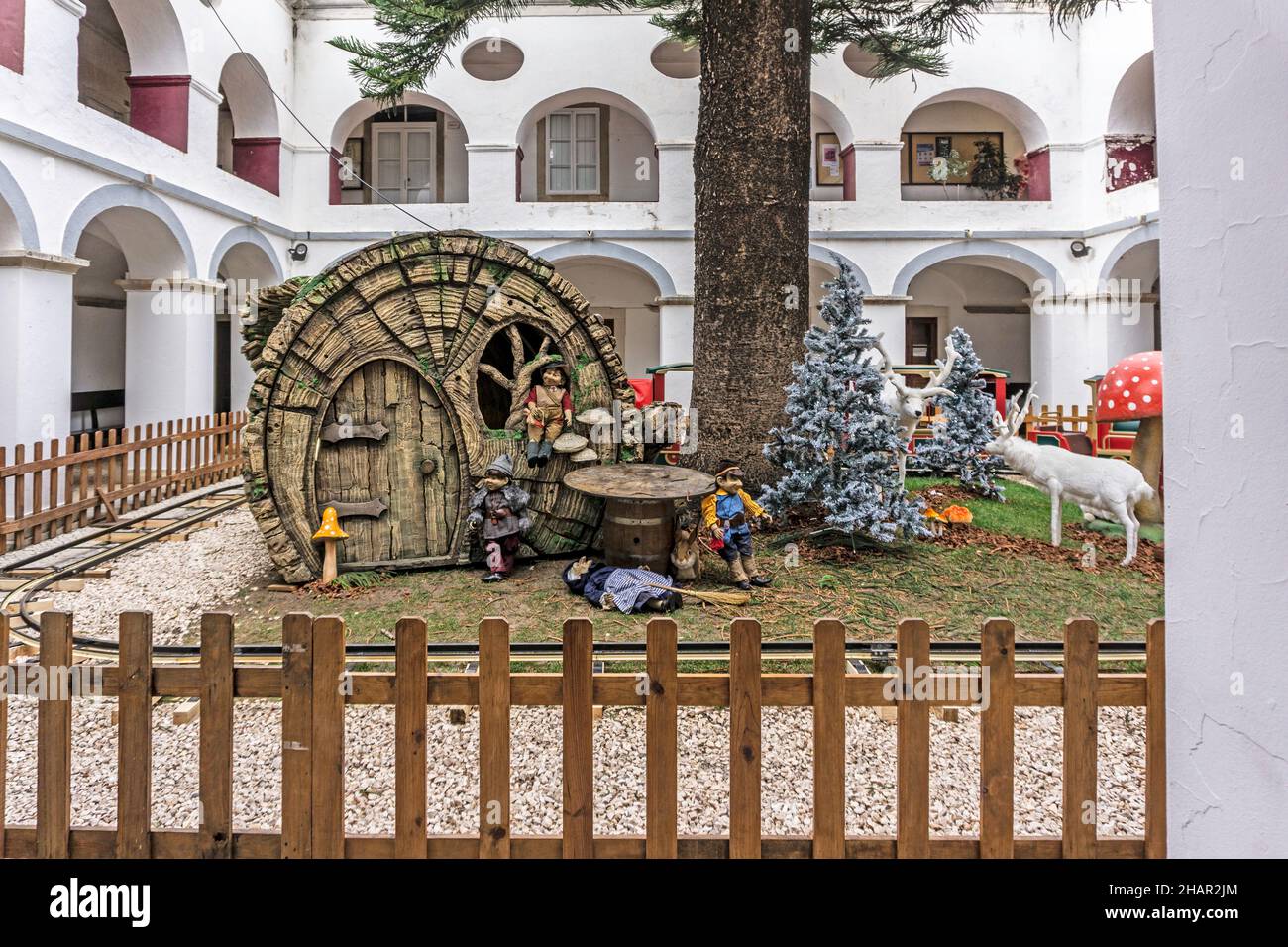 Eine weihnachtliche Märchenszene in einem Innenhof in Loule, Portugal. Stockfoto