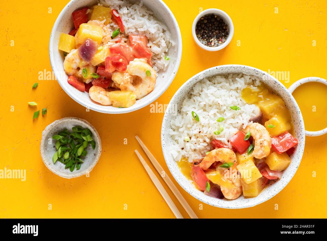 Weißer Reis mit Garnelen und Ananas in einer Schüssel auf gelbem Hintergrund, Draufsicht Stockfoto