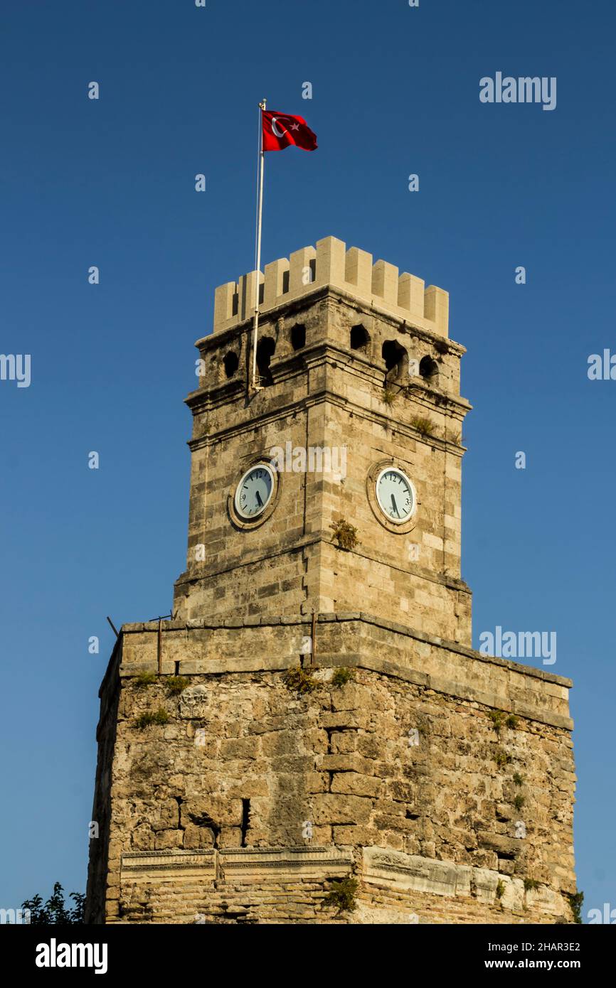 Antalya/Türkei:07.25.2020 der Uhrenturm von Antalya City in der Türkei, blauer Himmel Stockfoto
