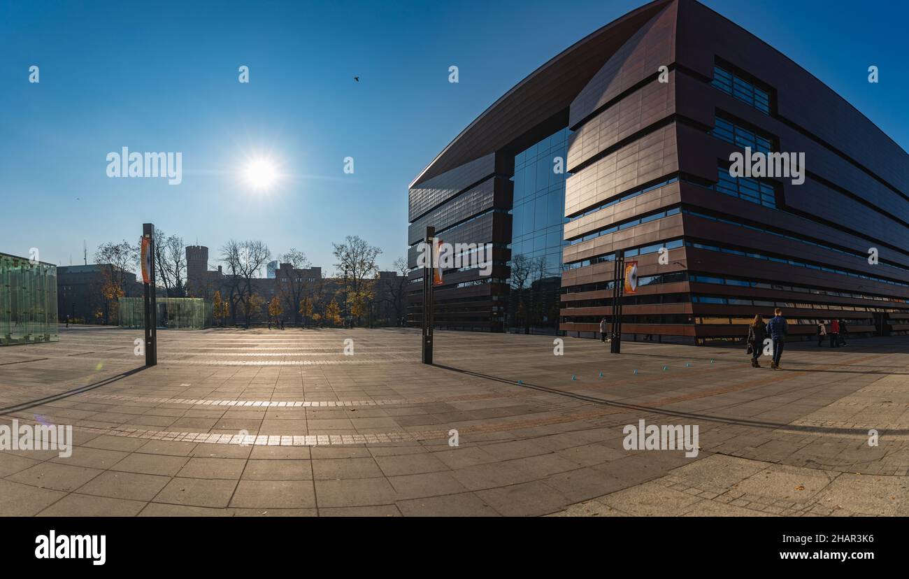 Breslau, Polen - 8 2020. November: Panorama des Freiheitsplatzes mit dem Gebäude des Nationalen Forums für Musik Stockfoto