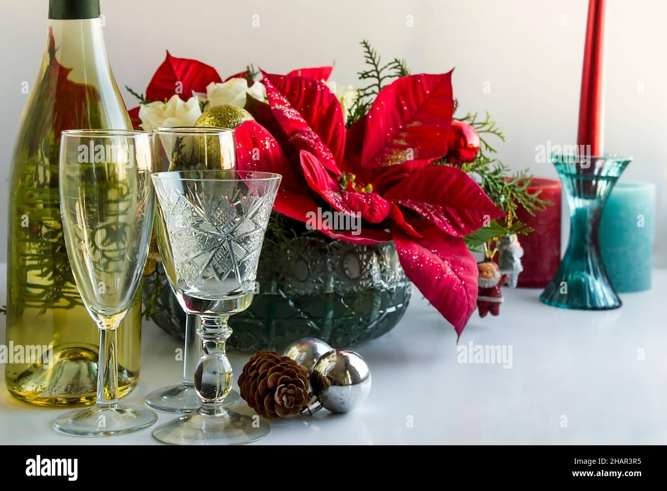 Einstellung weihnachtsessen Tisch oder Neujahr Nacht mit besonderen Ornamenten, Weihnachtsstern Blume, Champagner-Flasche. Stockfoto