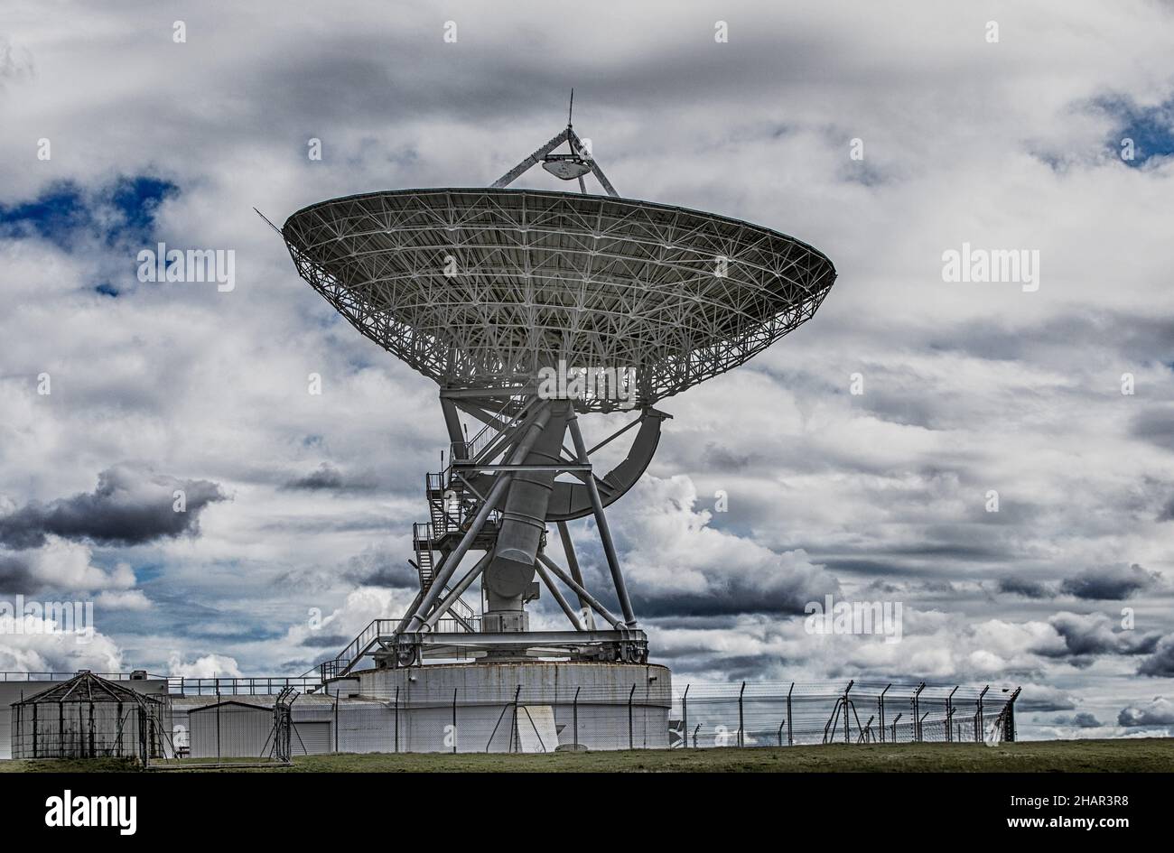 Eine Satellitenschüssel an der Warkworth Satellite Earth Station, Auckland, Neuseeland Stockfoto