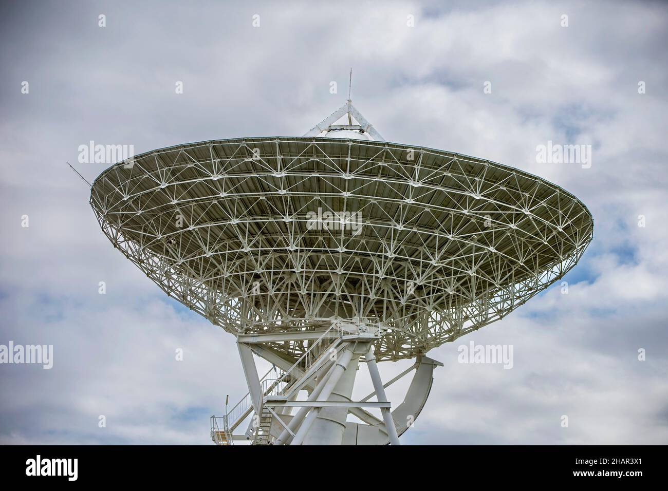 Eine Satellitenschüssel an der Warkworth Satellite Earth Station, Auckland, Neuseeland Stockfoto
