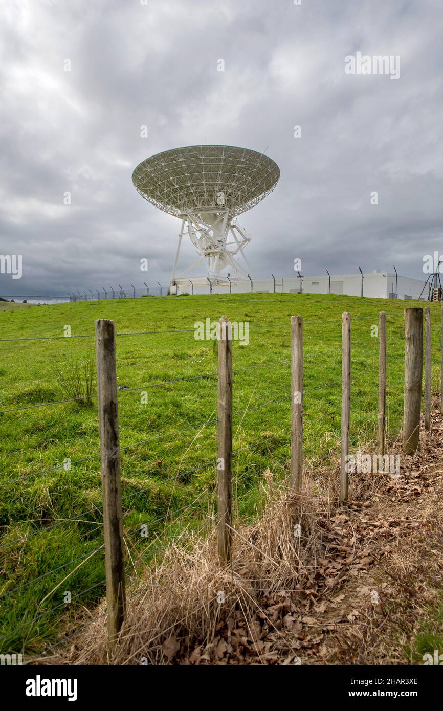 Eine Satellitenschüssel an der Warkworth Satellite Earth Station, Auckland, Neuseeland Stockfoto