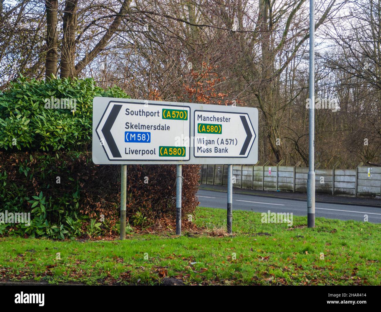 09.10.2021 St Helens, Merseyside, Großbritannien. Straßenschild in Moss Bank mit Liverpool und Manchester auf der A580. Redaktionell Stockfoto