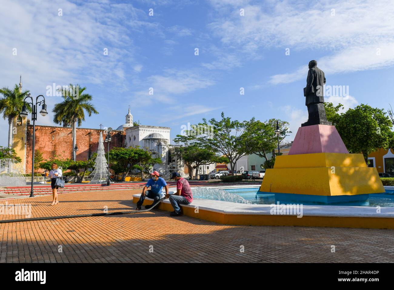 Arbeiter der Stadtverwaltung füllen den Brunnen im Parque de Santa Ana, Merida, Mexiko Stockfoto
