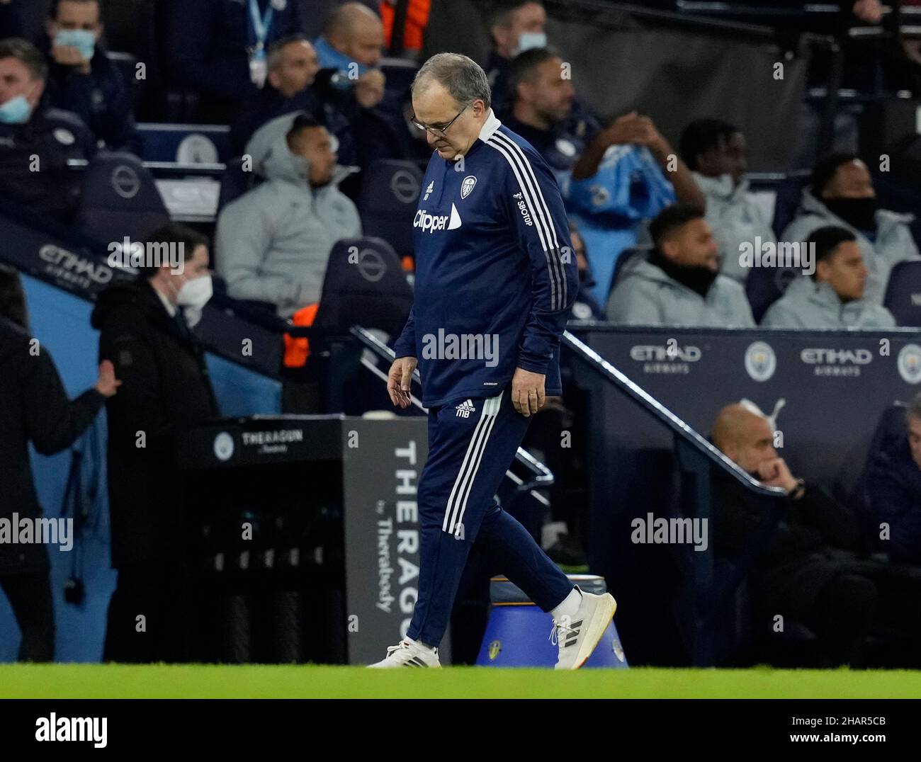 Manchester, England, 14th. Dezember 2021. Marcelo Bielsa Manager von Leeds United nimmt während des Spiels der Premier League im Etihad Stadium in Manchester den technischen Bereich in die Hand. Bildnachweis sollte lauten: Andrew Yates / Sportimage Stockfoto