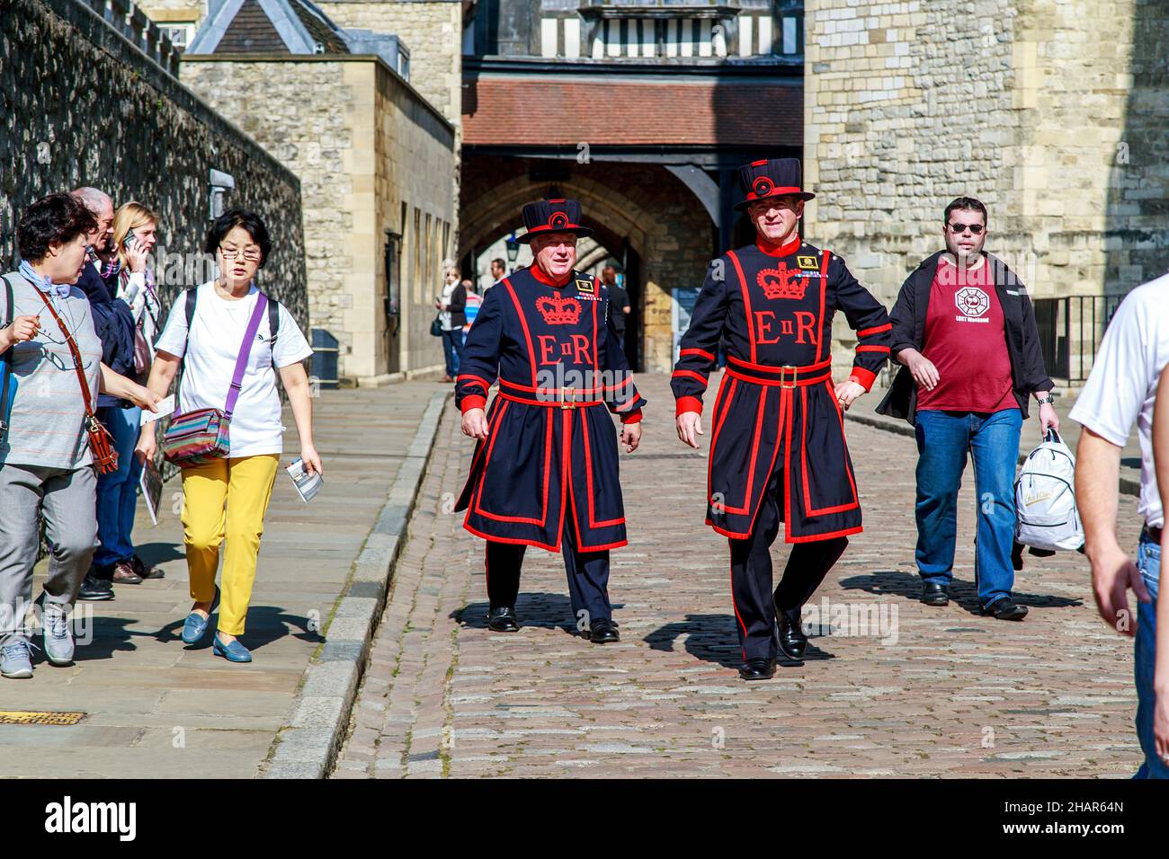 LONDON, GROSSBRITANNIEN - 16. MAI 2014: Dies sind zeremonielle Wachen (beefeaters) in Alltagsuniform unter Besuchern des Tower of London. Stockfoto