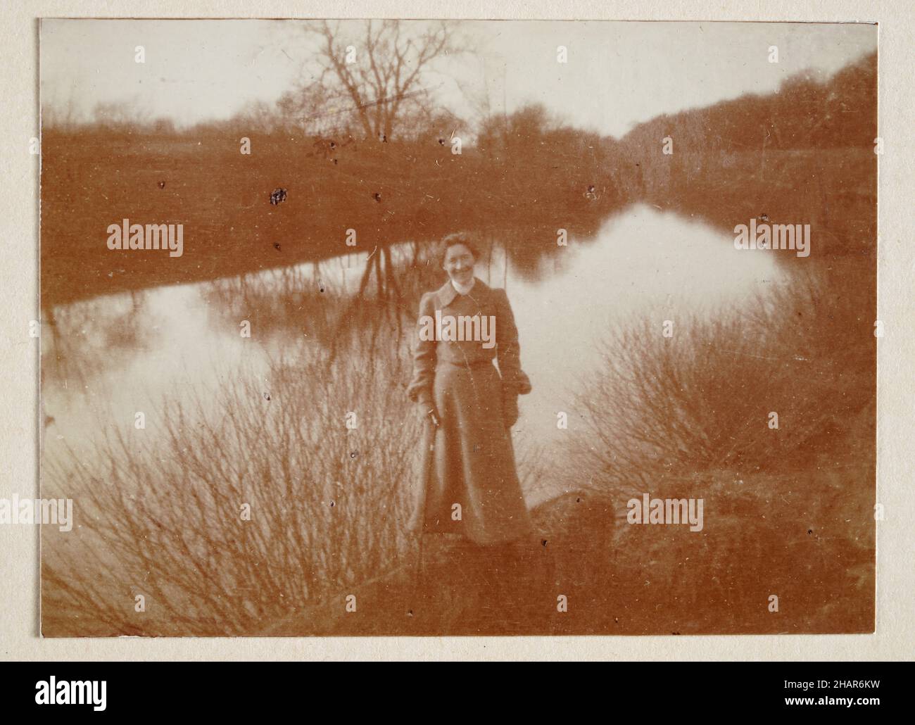 Vintage-Fotografie einer Frau, die an einem Fluss in North Yorkshire, Edwardian, Englisch, 1905, Anfang 20th Jahrhundert steht Stockfoto