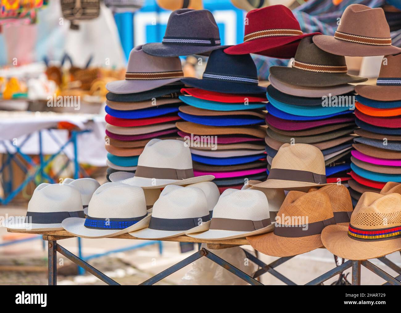 Stapel von Panama Hüten auf lokalem Kunst- und Kunsthandwerksmarkt, Otavalo, Ecuador. Stockfoto