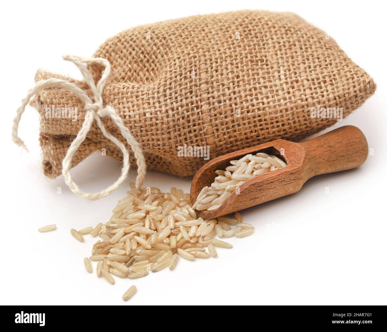 Ungekoter brauner Reis in einem Sack über Weiß Stockfoto