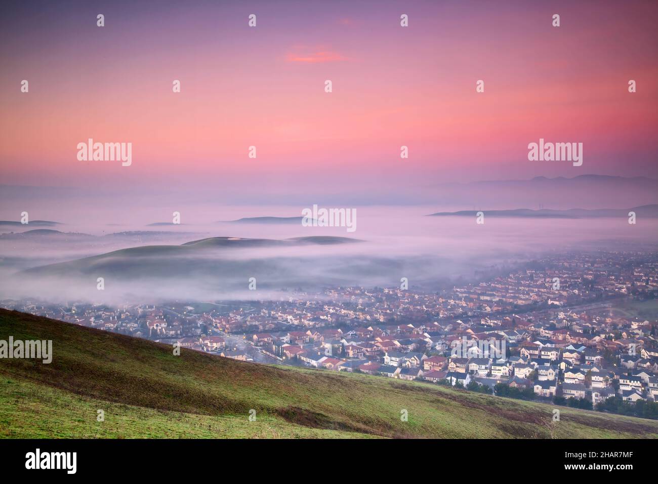 Morgennebel in San Ramon Tri-Valley, Kalifornien Stockfoto