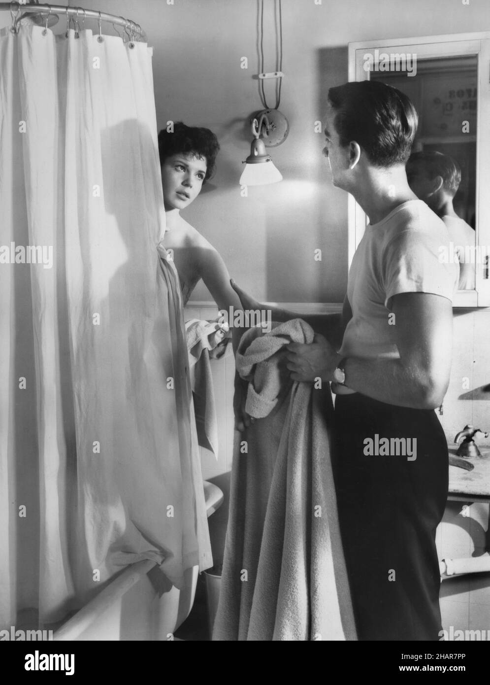 Colleen Miller, Leslie Nielsen, am Set des Films, „Hot Summer Night“, MGM, 1957 Stockfoto