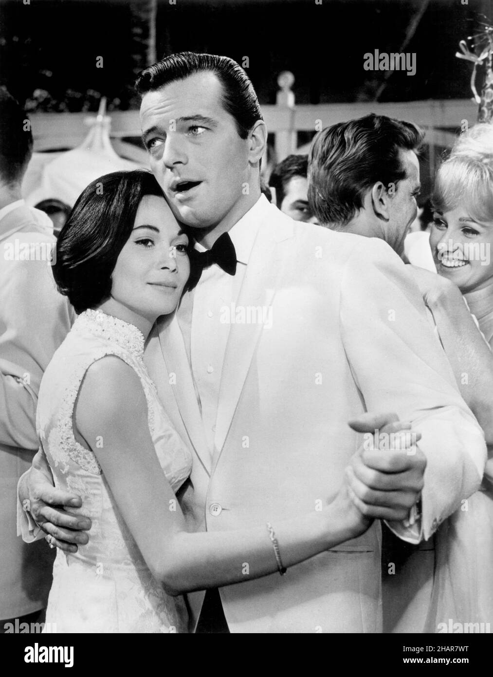 Robert Goulet, Nancy Kwan, am Set des Films, 'Honeymoon Hotel', MGM, 1964 Stockfoto