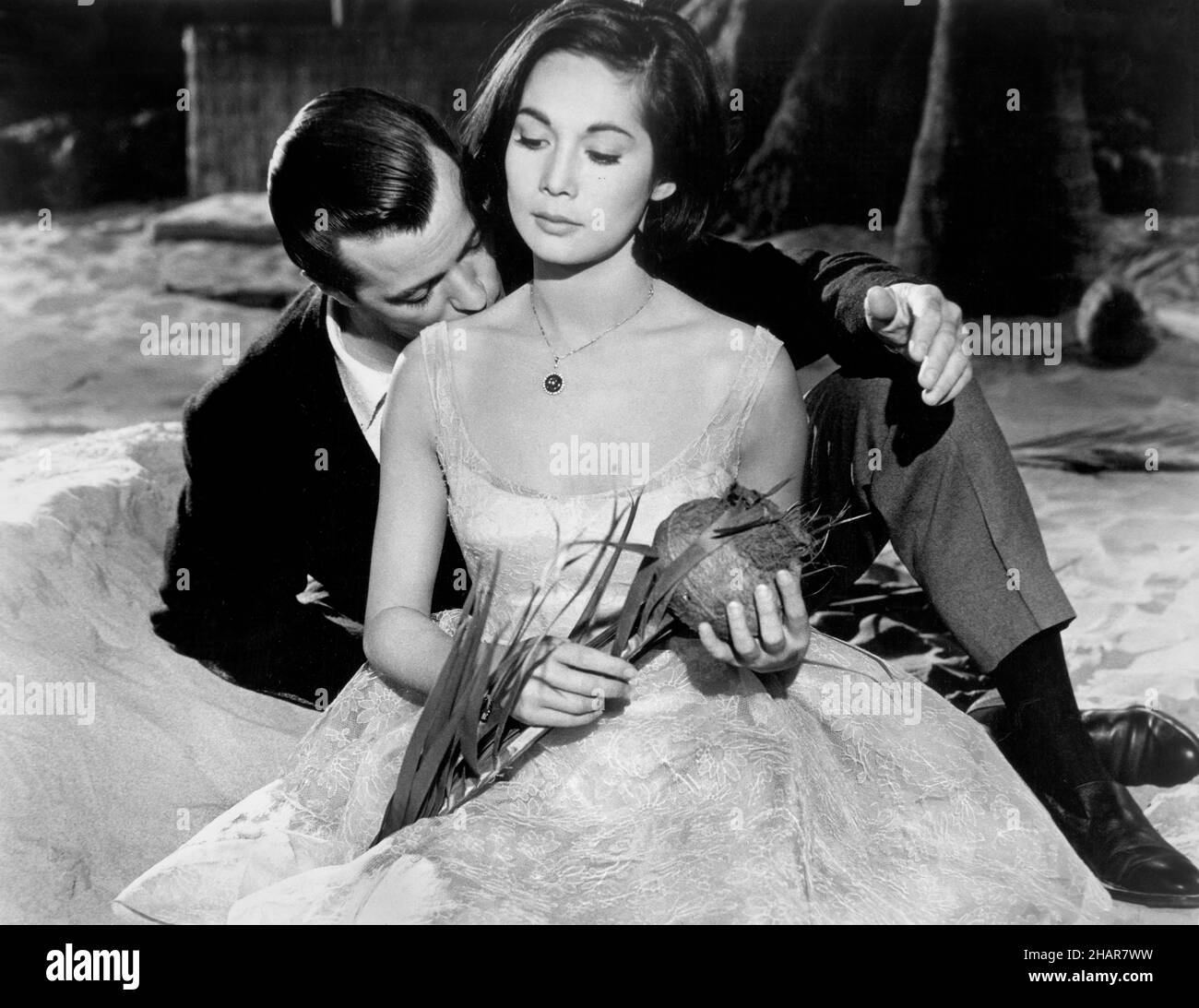 Robert Goulet, Nancy Kwan, am Set des Films, 'Honeymoon Hotel', MGM, 1964 Stockfoto