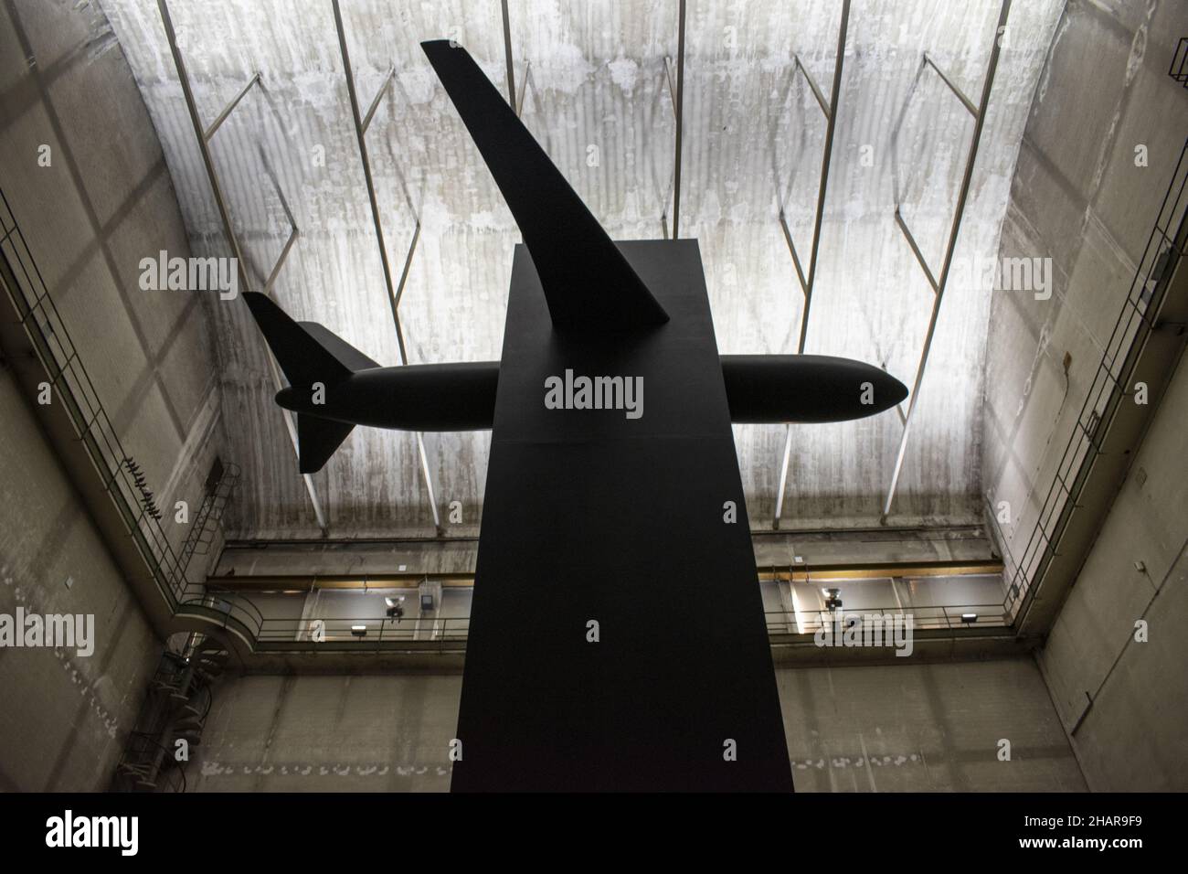 Hangar Bicocca, Mailand, Italien: Breath Ghosts Blind von Maurizio Cattelan, schwarzer Monolith mit Flugzeug, Erinnerung an die Angriffe vom 11. September 2001 Stockfoto