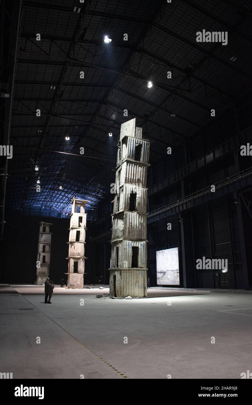 Mailand, Italien: Die Besucher spazieren durch die sieben himmlischen Paläste, die permanente Installation des deutschen Bildhauers Alnselm Kiefer im Pirelli Hangar Bicocca Stockfoto