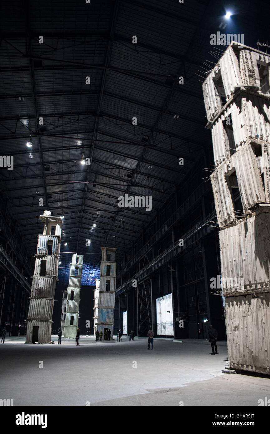 Mailand, Italien: Die Besucher spazieren durch die sieben himmlischen Paläste, die permanente Installation des deutschen Bildhauers Alnselm Kiefer im Pirelli Hangar Bicocca Stockfoto