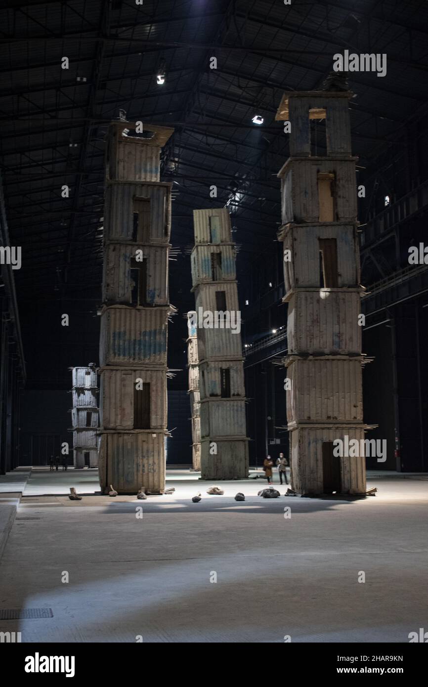 Mailand, Italien: Die Besucher spazieren durch die sieben himmlischen Paläste, die permanente Installation des deutschen Bildhauers Alnselm Kiefer im Pirelli Hangar Bicocca Stockfoto