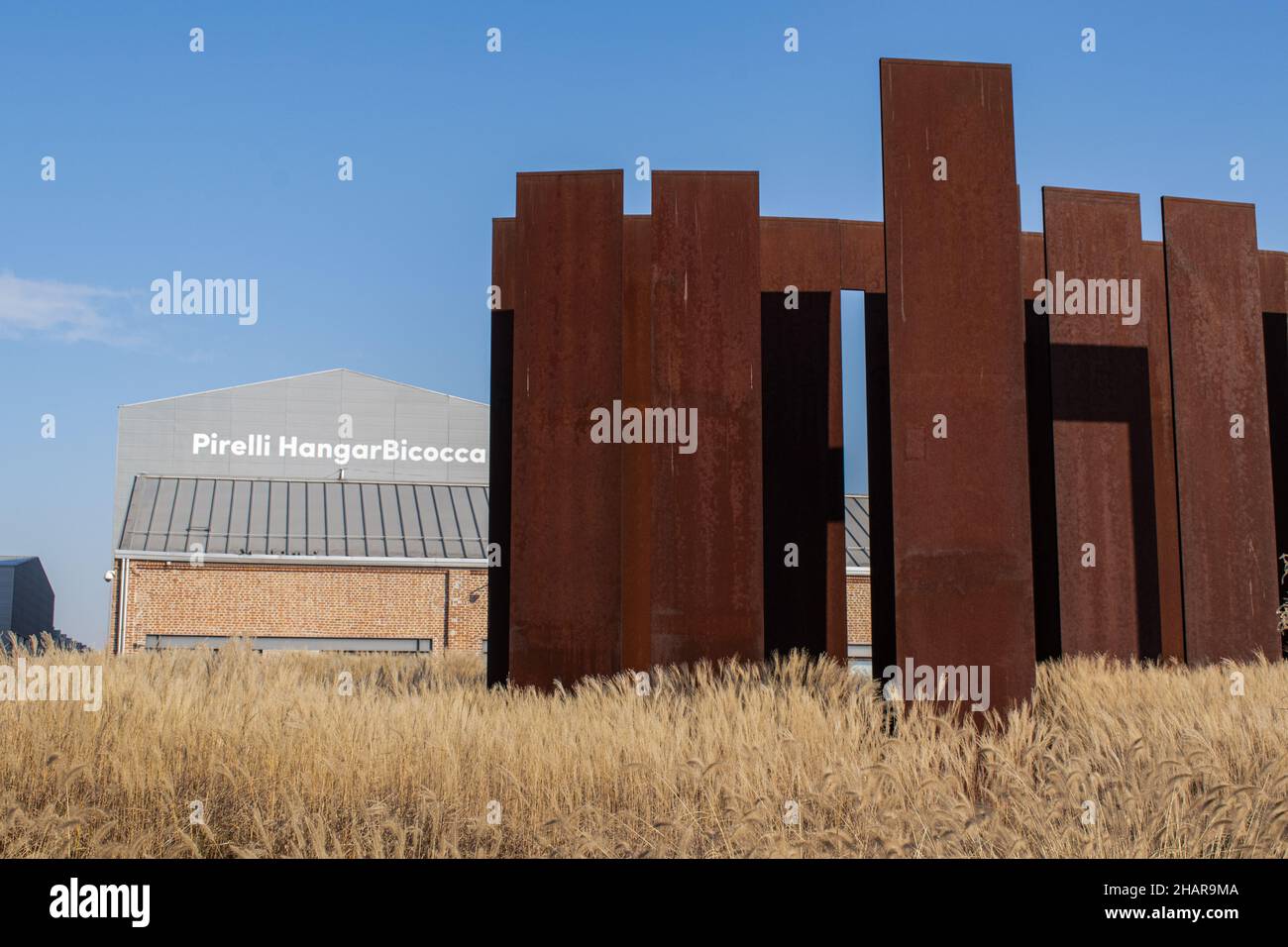 Mailand, Italien: Der Freiluftgarten des Pirelli Hangar Bicocca mit der Skulptur La Sequenza (die Sequenz) von Fausto Melotti Stockfoto