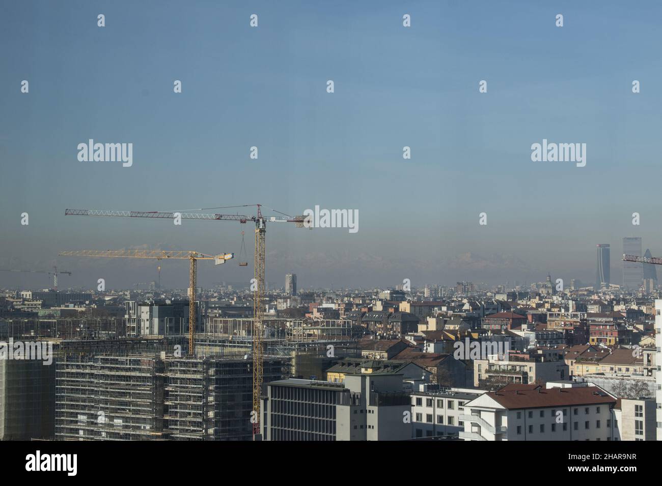 Mailand, Italien: Die Skyline der Stadt von den Fenstern des Turms der Fondazione Prada aus gesehen, das 60 Meter hohe Gebäude, das von Rem Koolhaas entworfen wurde Stockfoto