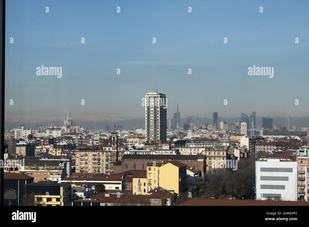 Mailand, Italien: Die Skyline der Stadt von den Fenstern des Turms der Fondazione Prada aus gesehen, das 60 Meter hohe Gebäude, das von Rem Koolhaas entworfen wurde Stockfoto