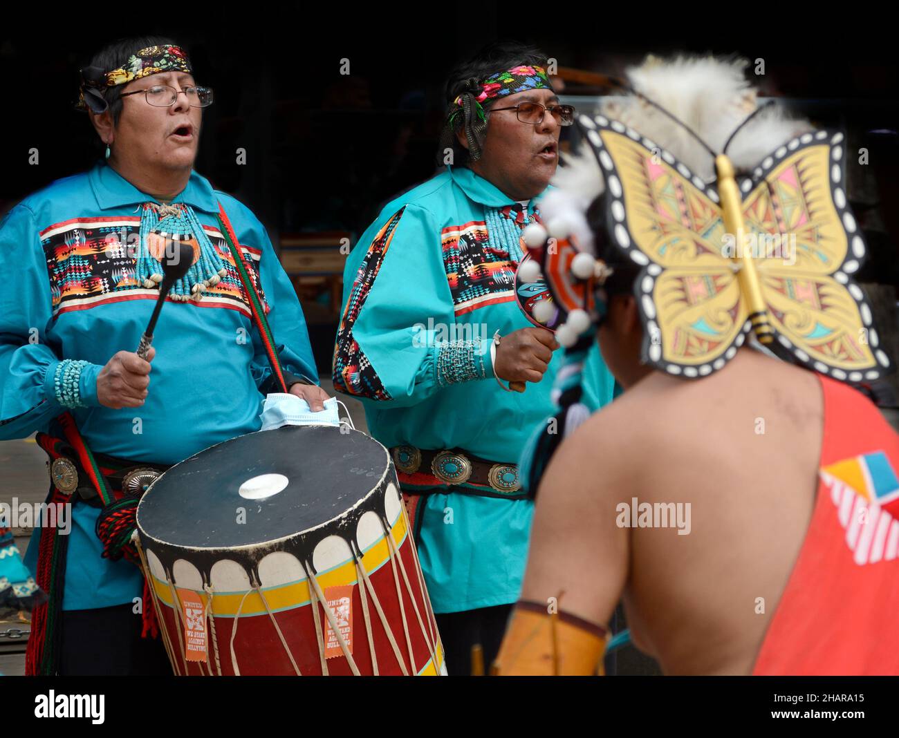 Eine indianische Tanzgruppe aus Zuni Pueblo in New Mexico führt den Schmetterlingstanz auf einer Veranstaltung zum Tag der indigenen Völker in Santa Fe, New Mexico, auf. Stockfoto