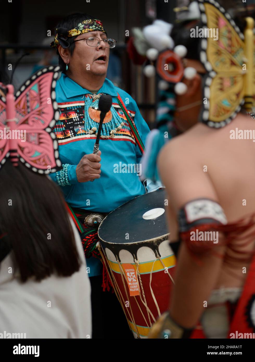 Eine indianische Tanzgruppe aus Zuni Pueblo in New Mexico führt den Schmetterlingstanz auf einer Veranstaltung zum Tag der indigenen Völker in Santa Fe, New Mexico, auf. Stockfoto