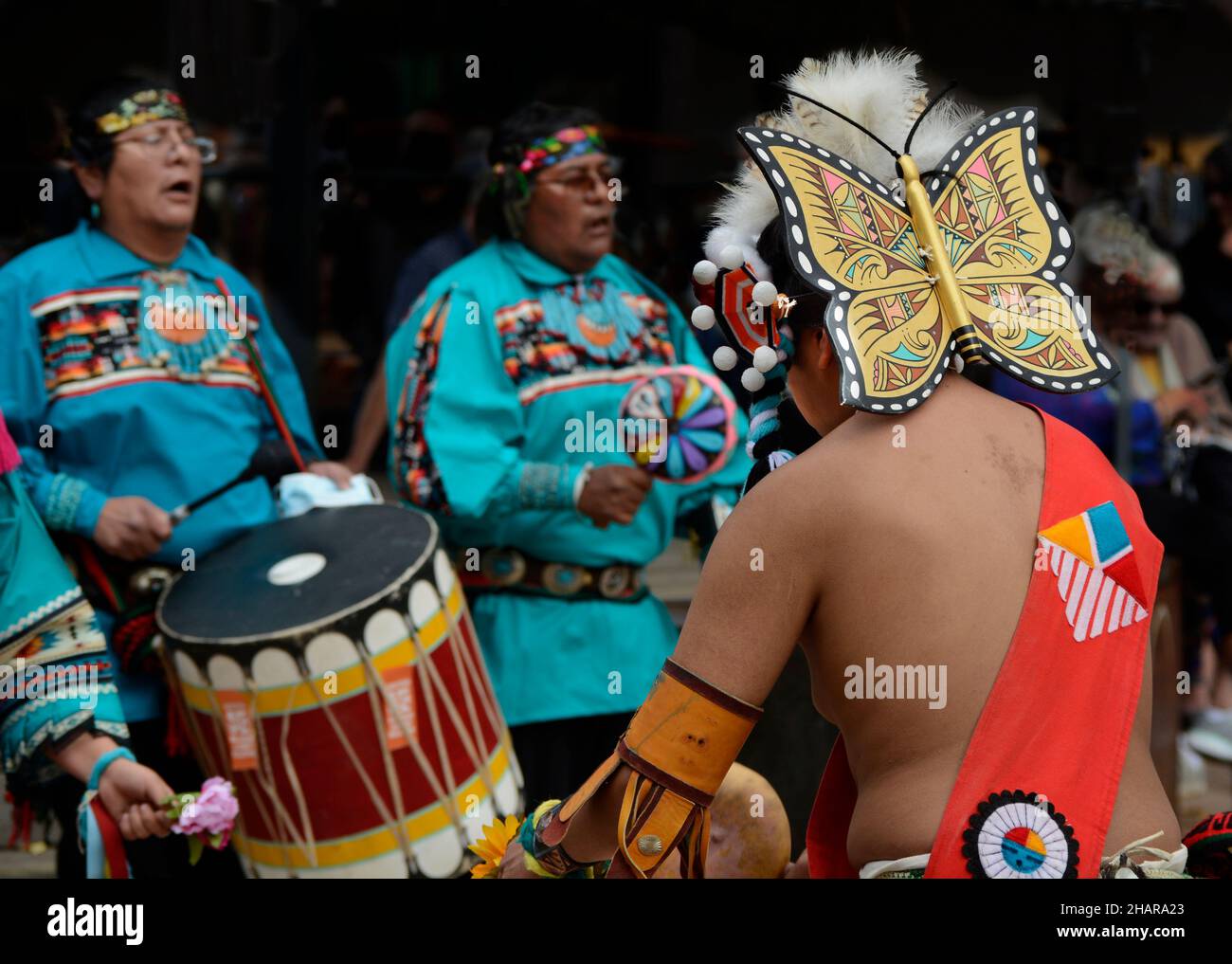 Eine indianische Tanzgruppe aus Zuni Pueblo in New Mexico führt den Schmetterlingstanz auf einer Veranstaltung zum Tag der indigenen Völker in Santa Fe, New Mexico, auf. Stockfoto